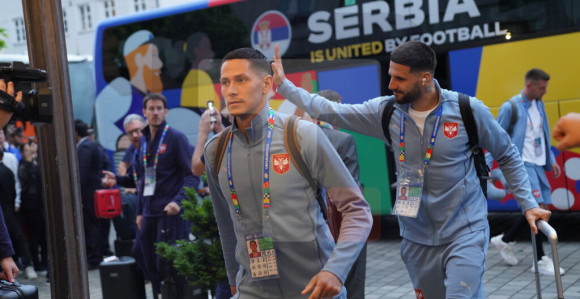 FudbalerI Srbije stigli u Augsburg - ovacije navijača