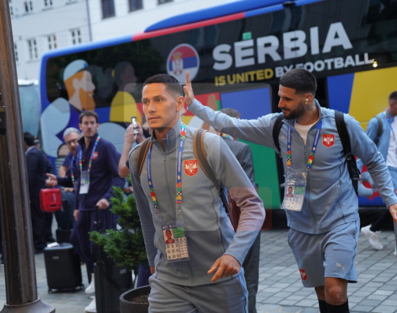 FudbalerI Srbije stigli u Augsburg - ovacije navijača