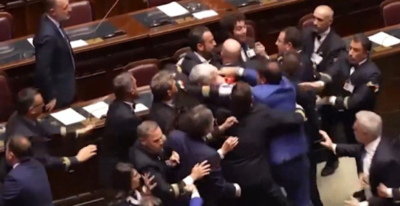 Rasprava prerasla u tuču u parlamentu Italije (VIDEO)