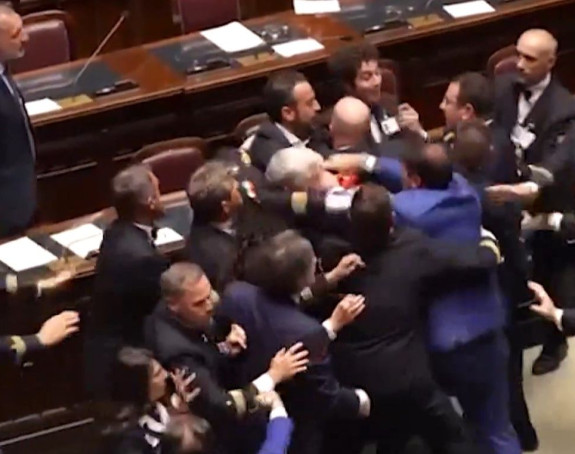 Rasprava prerasla u tuču u parlamentu Italije (VIDEO)