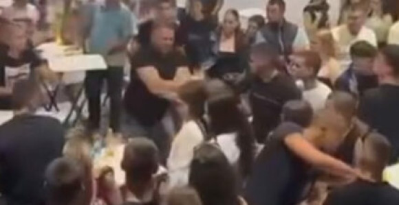 Tuča na SNSD žurci za mlade: PDP traži reakciju (VIDEO)
