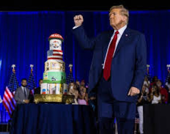 78. рођендан уз торту и критике Бајдена (ВИДЕО)