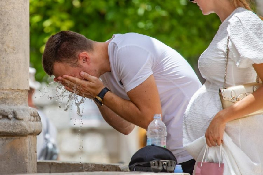 Sunčano, krajem dana ponegdje kiša