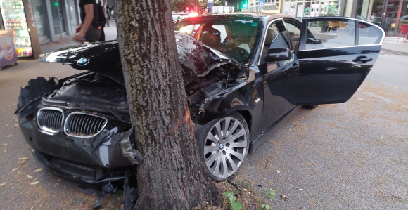 BMW-om se zakucali u drvo