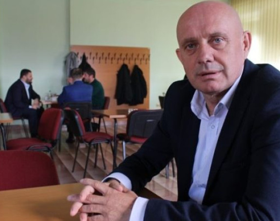 "Zastavu Srpske ste upotrijebili umjesto stolnjaka"