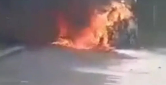 Auto potpuno izgorio, vozač bio u vozilu ali... (VIDEO)