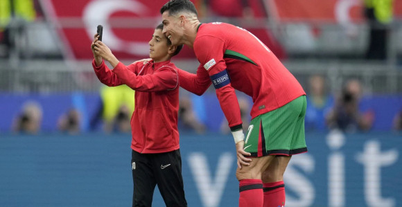 Dječak prekinuo meč zbog selfija sa Ronaldom (VIDEO)