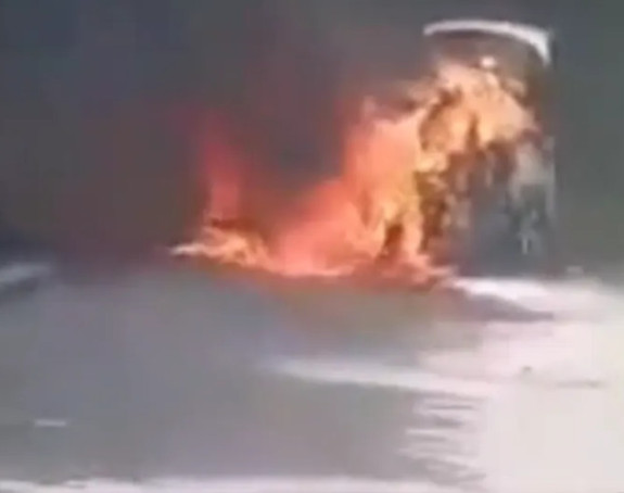 Auto potpuno izgorio, vozač bio u vozilu ali... (VIDEO)