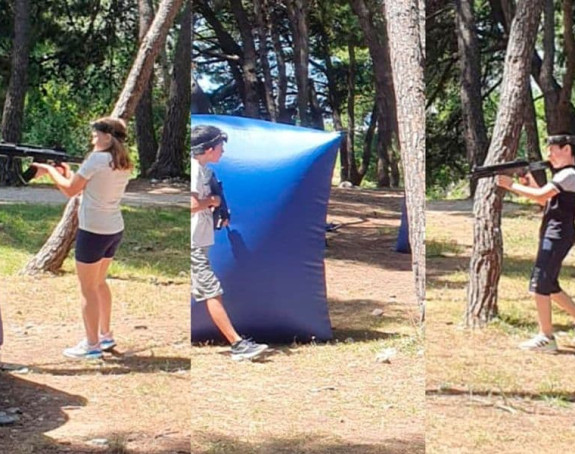 Umjesto igre i druženja, uče ih da nišane jedni u druge