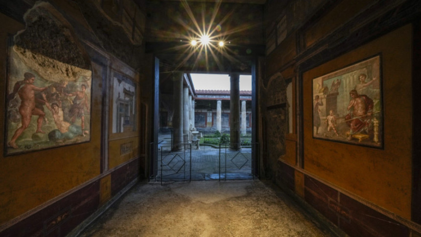 Turista strogo kažnjen jer je pokušao da ukleše ime na zid u Pompeji