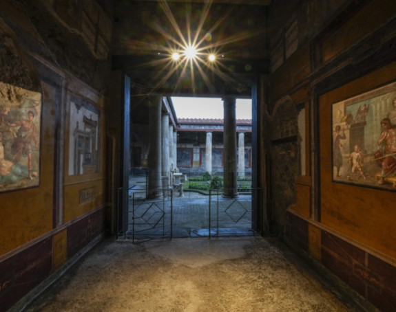Turista strogo kažnjen jer je pokušao da ukleše ime na zid u Pompeji