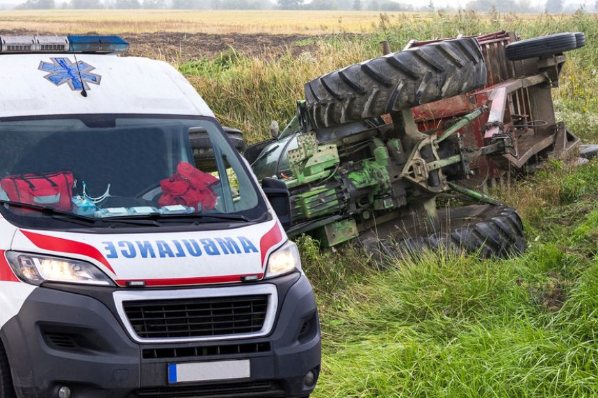 Preminula i druga osoba od povreda zadobijenih nakon prevrtanja traktora