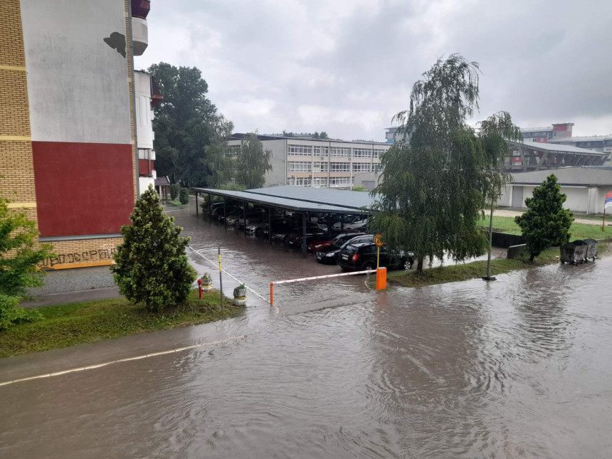 Dobojske ulice ponovo pod vodom (VIDEO/FOTO)