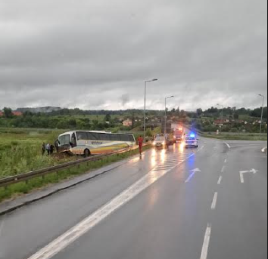 Autobus sletio sa puta u Prnjavoru - više povrijeđenih