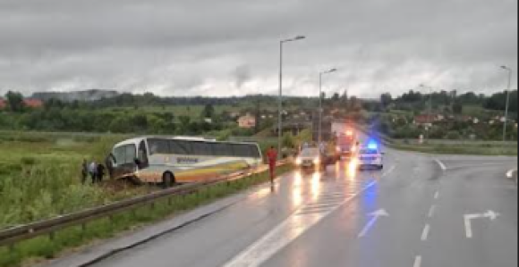 Autobus sletio sa puta u Prnjavoru - više povrijeđenih