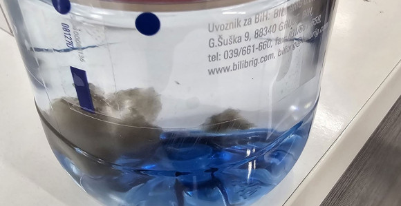 U BiH uvezena voda iz Hrvatske - crni talog pliva u njoj