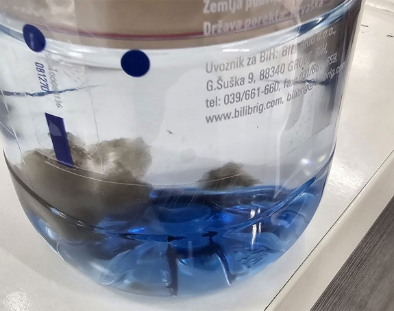 U BiH uvezena voda iz Hrvatske - crni talog pliva u njoj