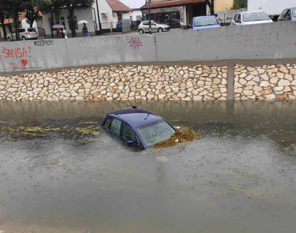 Bijeljina: Automobil završio u kanalu Dašnica (FOTO)