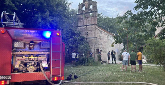 U požaru izgorjela unutrašnjost crkve u Budvi