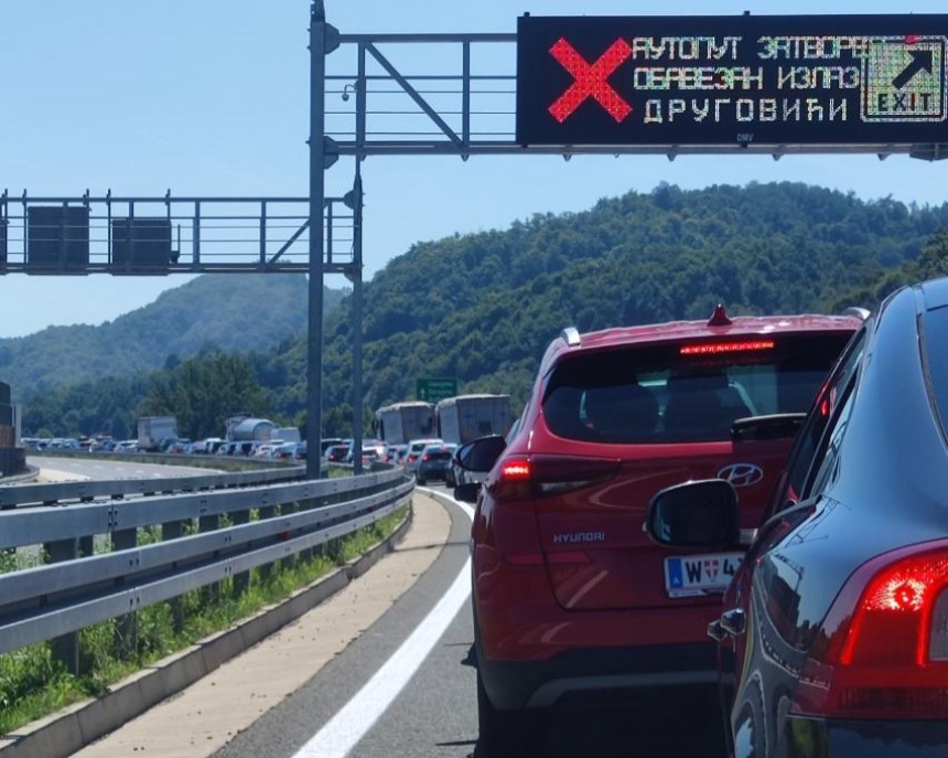 Prohodna dionica auto-puta na kojoj se zapalio kamion