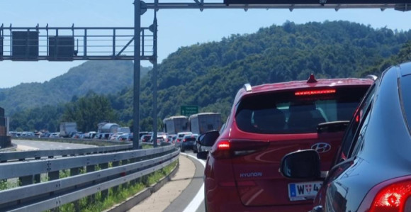 Проходна дионица ауто-пута на којој се запалио камион