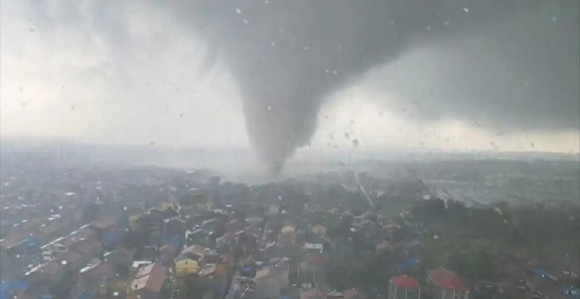 Zastrašujuće: Tornado nosi sve pred sobom (VIDEO)