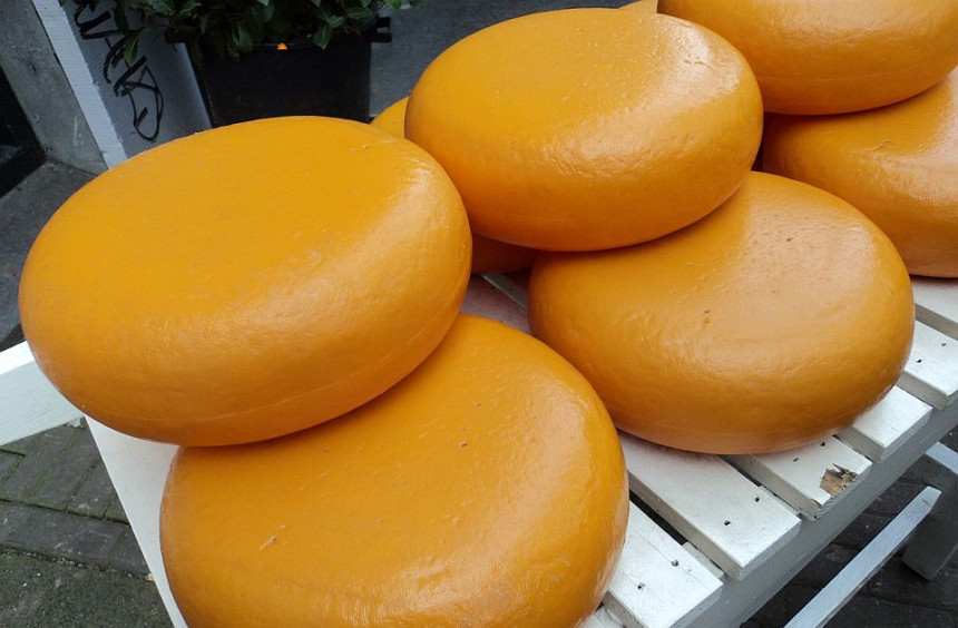 U Nemačkoj policajac na uviđaju ukrao 180 kilograma sira i dobio otkaz!