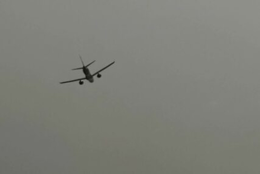 Masovna tuča putnika -  avion prinudno sletio