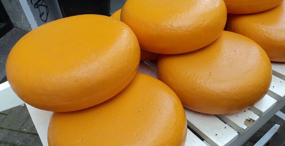 U Nemačkoj policajac na uviđaju ukrao 180 kilograma sira i dobio otkaz!
