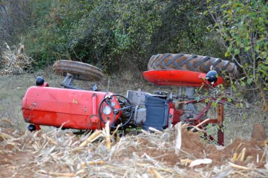 Prevrnuo se traktor u Prijedoru, smrtno stradao muškarac