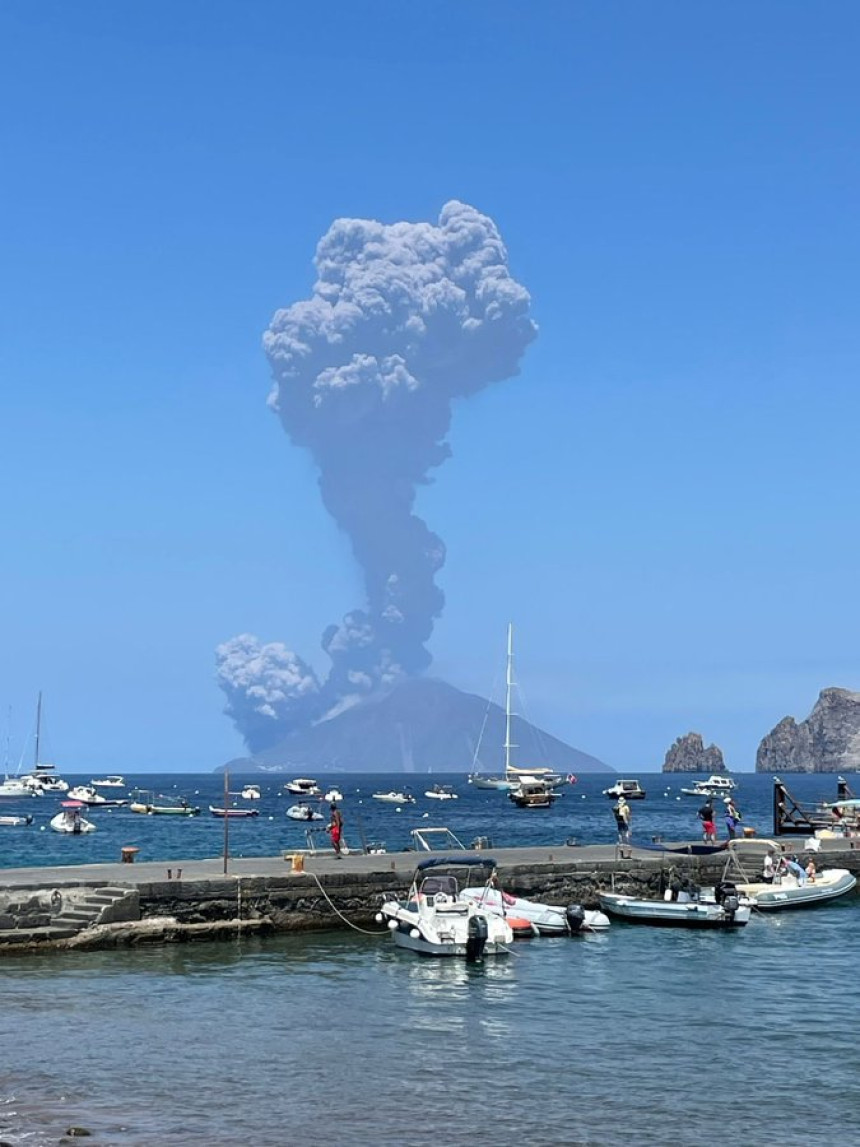 Nova erupcija vulkana Stromboli u Italiji (FOTO)