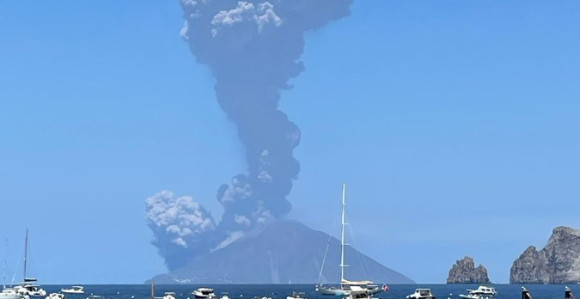 Nova erupcija vulkana Stromboli u Italiji (FOTO)