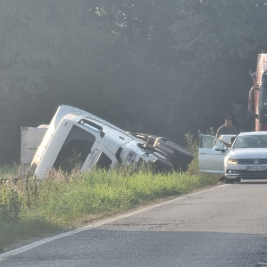 Kamion sletio s puta, vozač teže povrijeđen (FOTO)