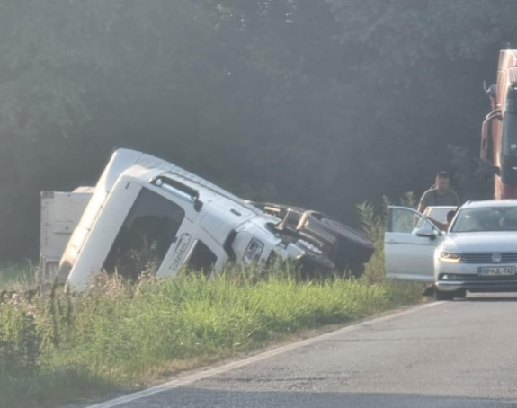 Kamion sletio s puta, vozač teže povrijeđen (FOTO)