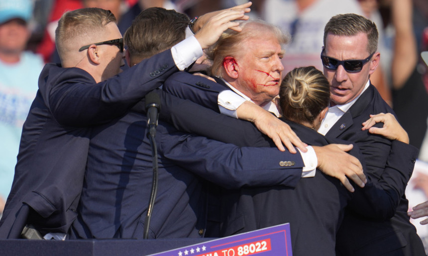 Аудио снимак: Док су агенти извлачили Трампа он тражио своје ципеле?!