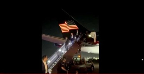 MSNBC: Tramp sletio u Nju Džerzi, izašao iz aviona (VIDEO)