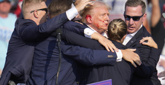 Audio snimak: Dok su agenti izvlačili Trampa on tražio svoje cipele?!