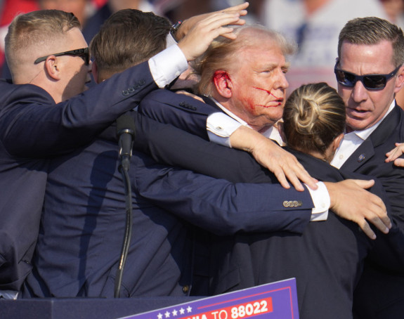 Аудио снимак: Док су агенти извлачили Трампа он тражио своје ципеле?!