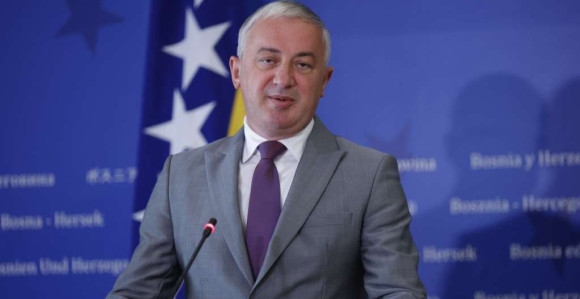 Smirene tenzije, prestali sukobi, stižu nove pare