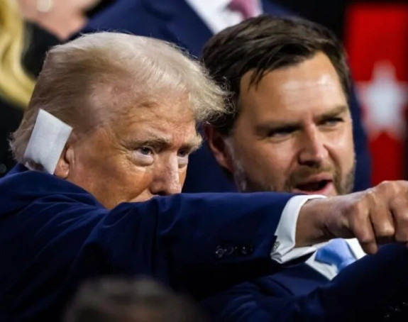 Tramp prvi put u javnosti, sa zavojem na uhu (VIDEO)