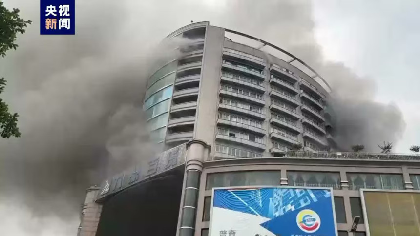 U požaru u tržnom centru poginulo najmanje 16 osoba