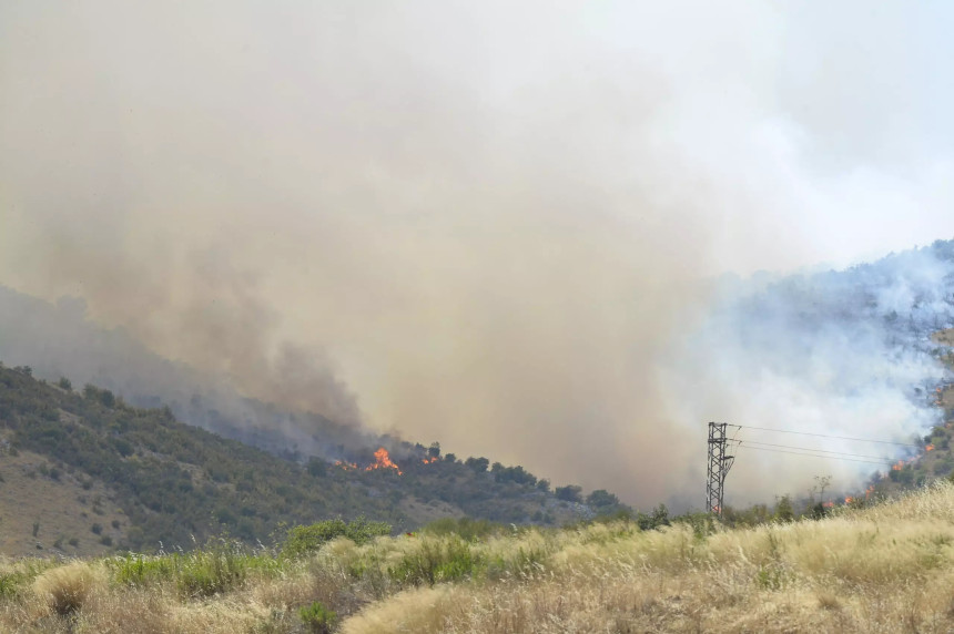 Požar kod Trogira gasi 66 vatrogasaca sa 23 vozila