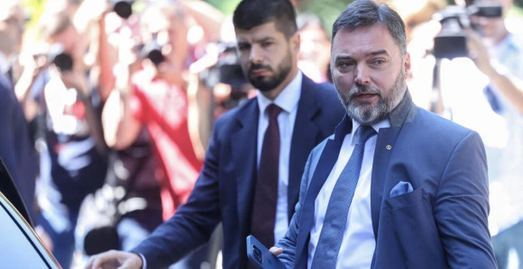 Ово су полицајци које је Кошарац растјерао од себе
