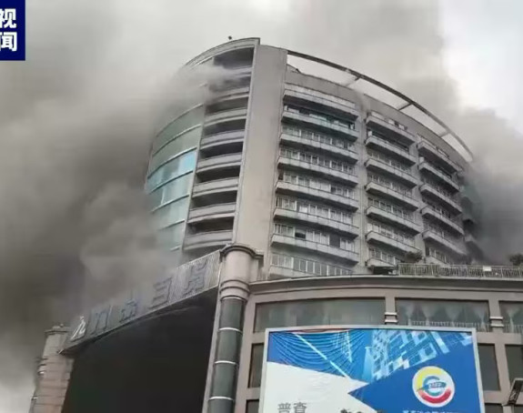U požaru u tržnom centru poginulo najmanje 16 osoba