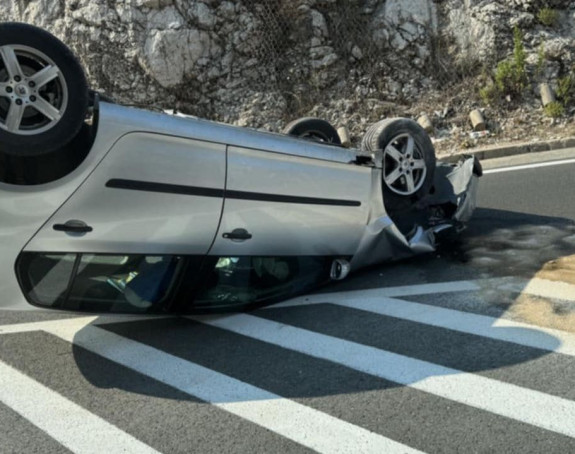 Teška nezgoda kod Neuma, auto završio na krovu