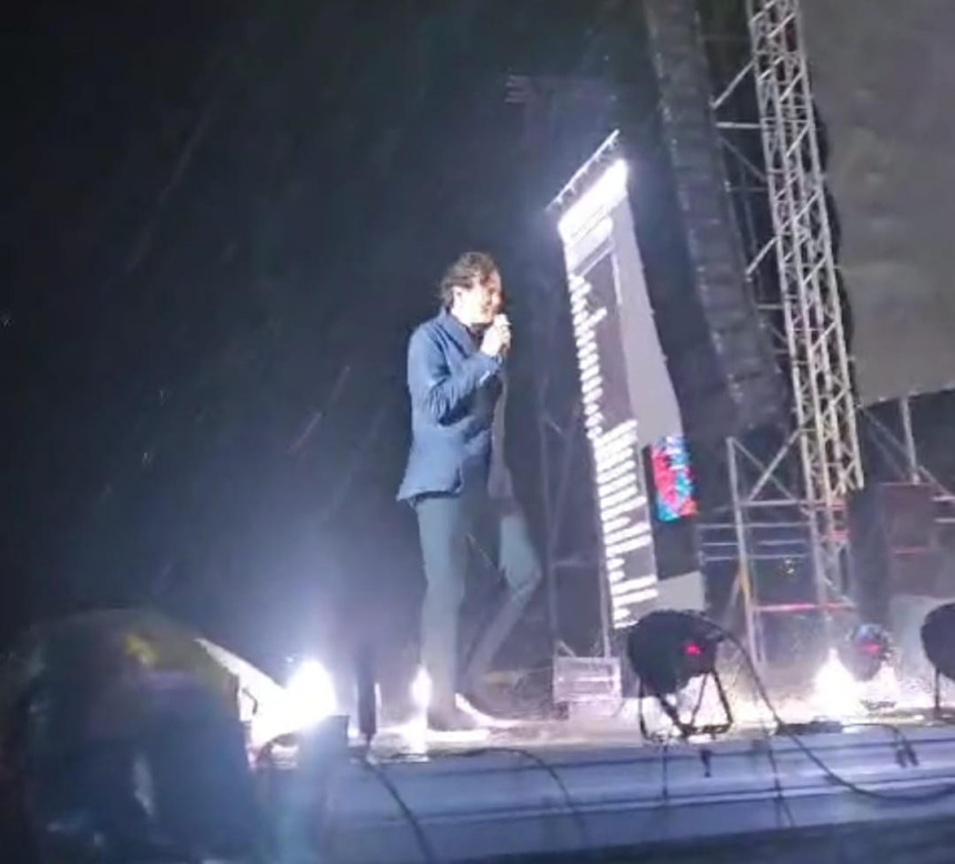 Jako nevrijeme prekinulo Čolin koncert u Tesliću (VIDEO)