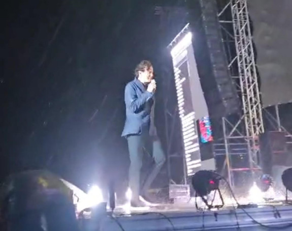 Jako nevrijeme prekinulo Čolin koncert u Tesliću (VIDEO)