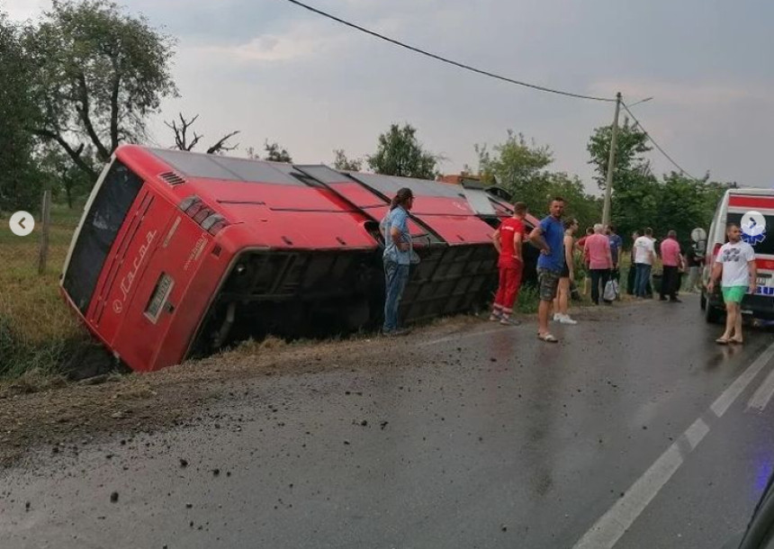 Аутобус слетео с пута, најмање 10 повријеђених