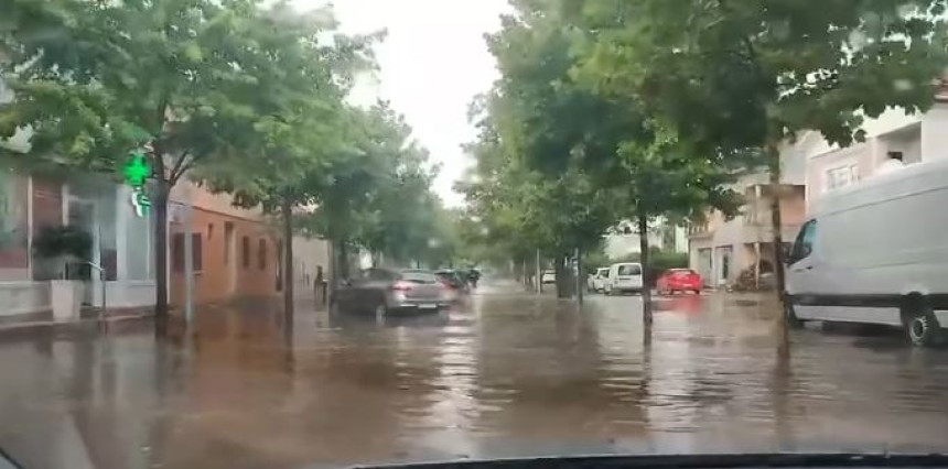 Pljuskovi stigli u BiH, potopljene ulice (VIDEO)