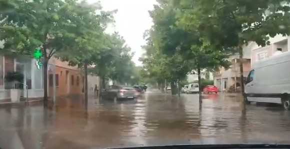 Pljuskovi stigli u BiH, potopljene ulice (VIDEO)